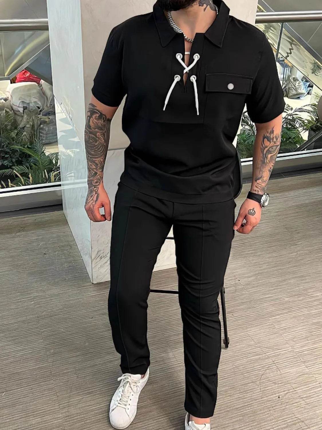 Ensemble homme grande taille en noir avec un t-shirt à lacets et un pantalon assorti