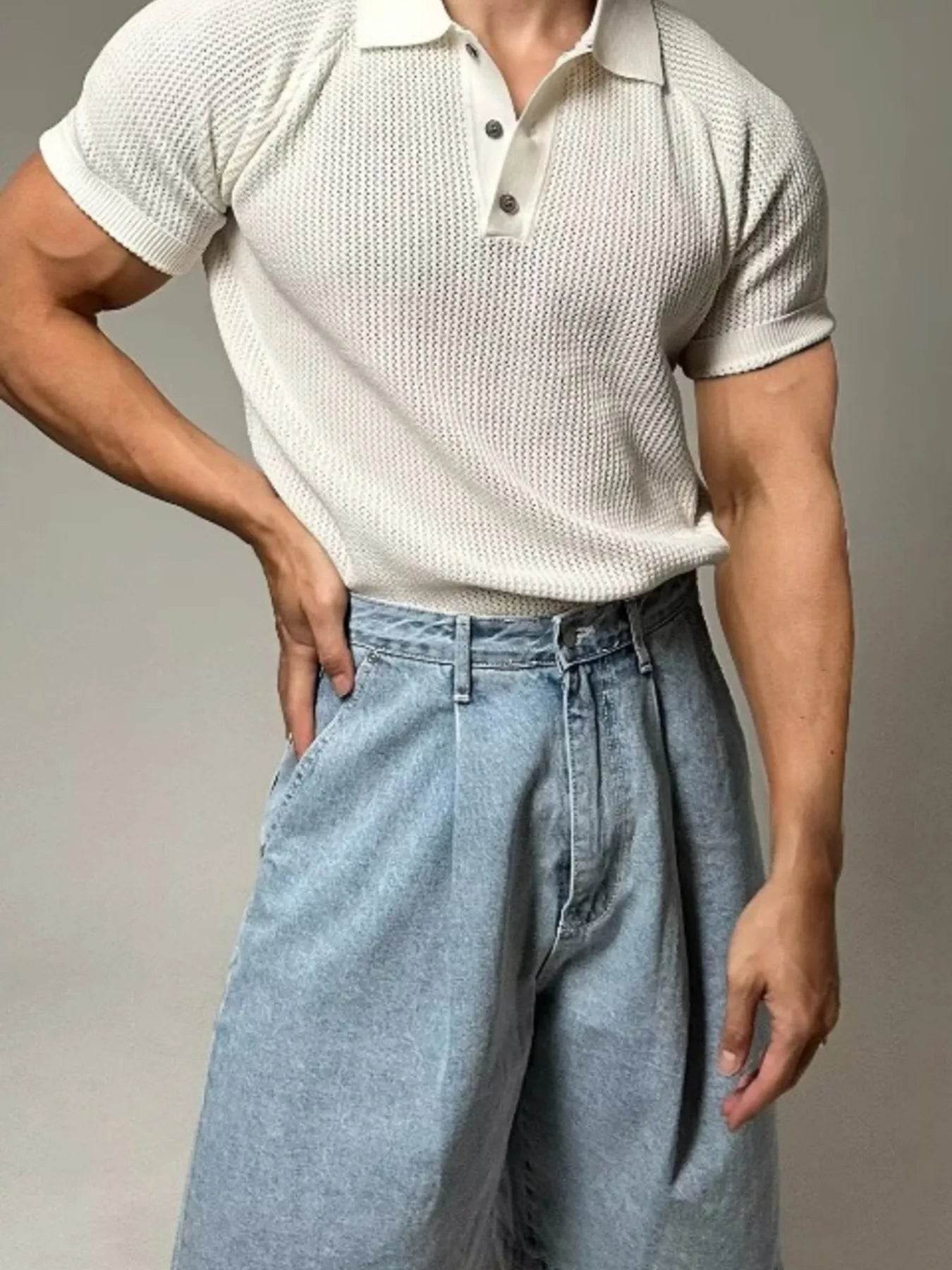 Polo texturé homme grande taille en beige porté avec un pantalon en jean décontracté