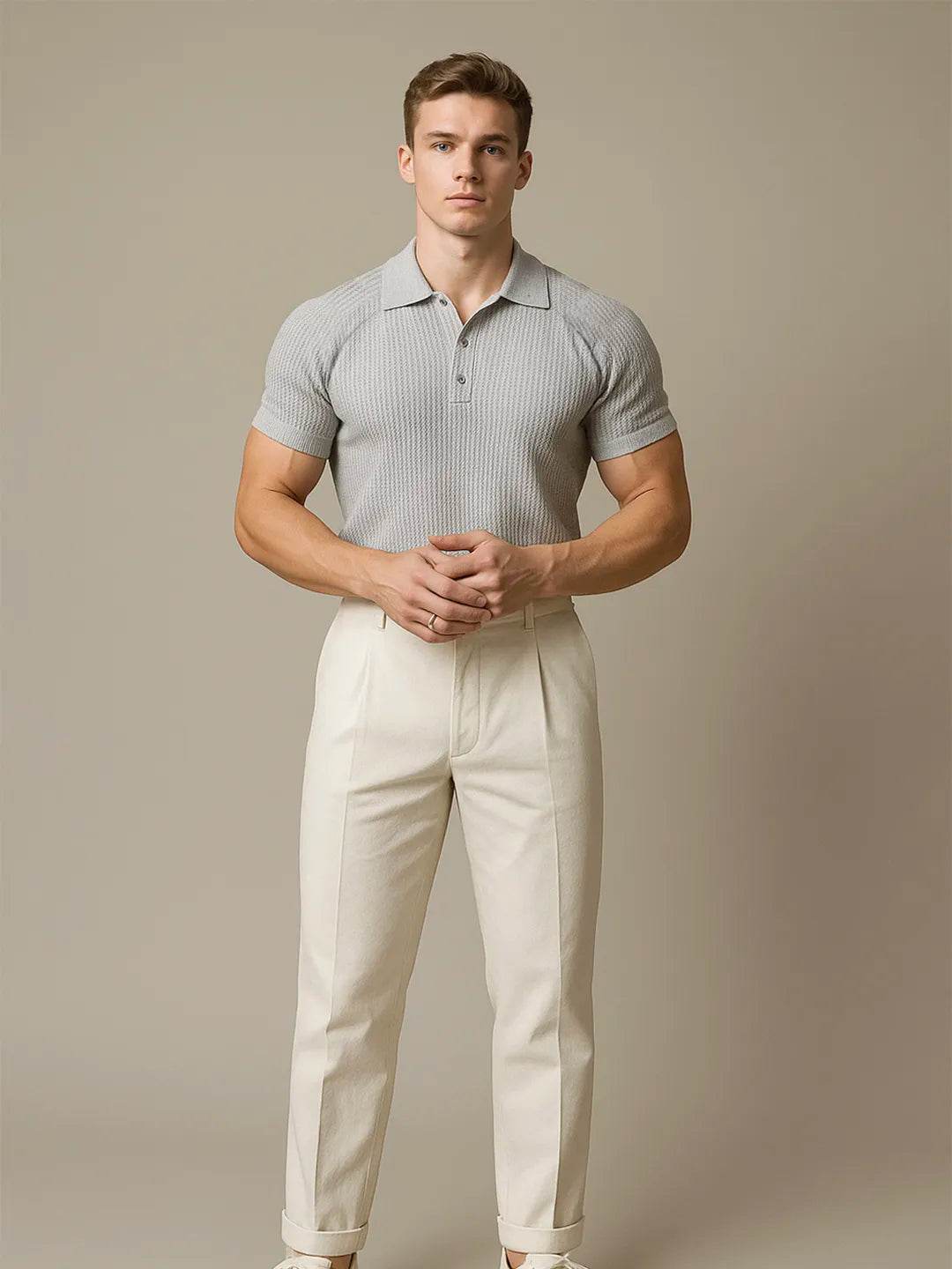 Homme portant un polo texturé homme grande taille gris, associé à un pantalon