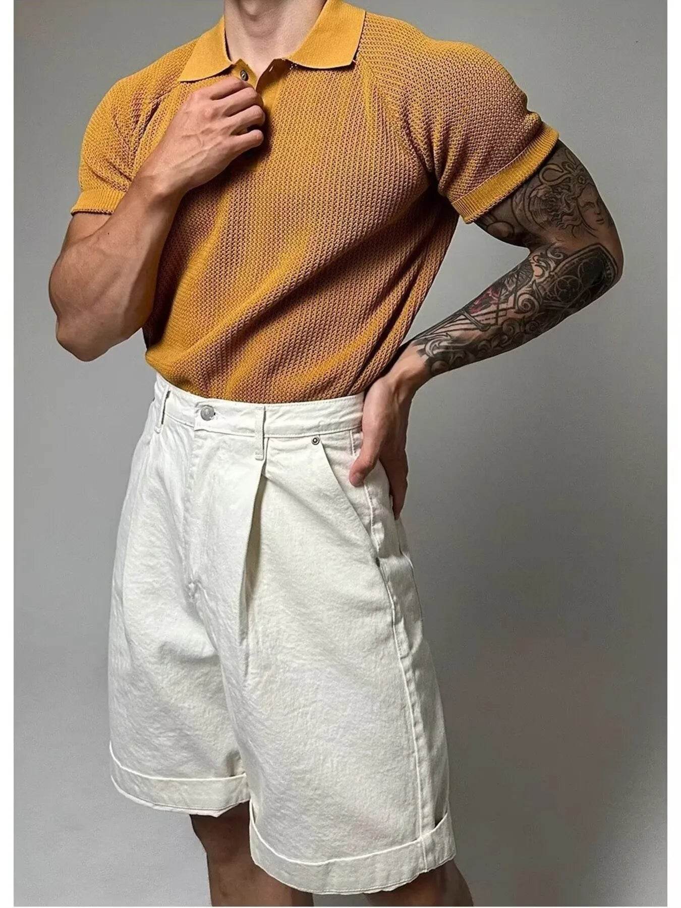 Polo texturé homme grande taille en jaune porté avec un short blanc pour un style décontracté
