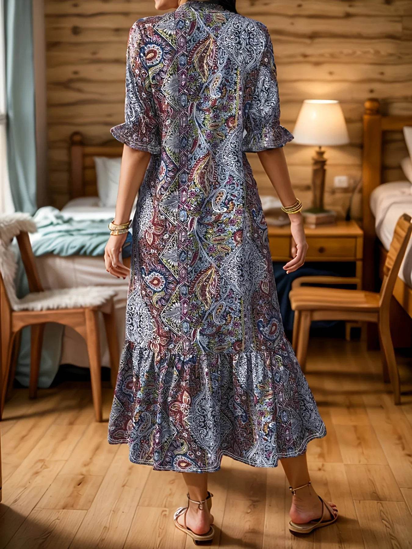 Robe Midi Plus Size en Imprimé Paisley Boho avec Volants, vue arrière, style décontracté dans une chambre