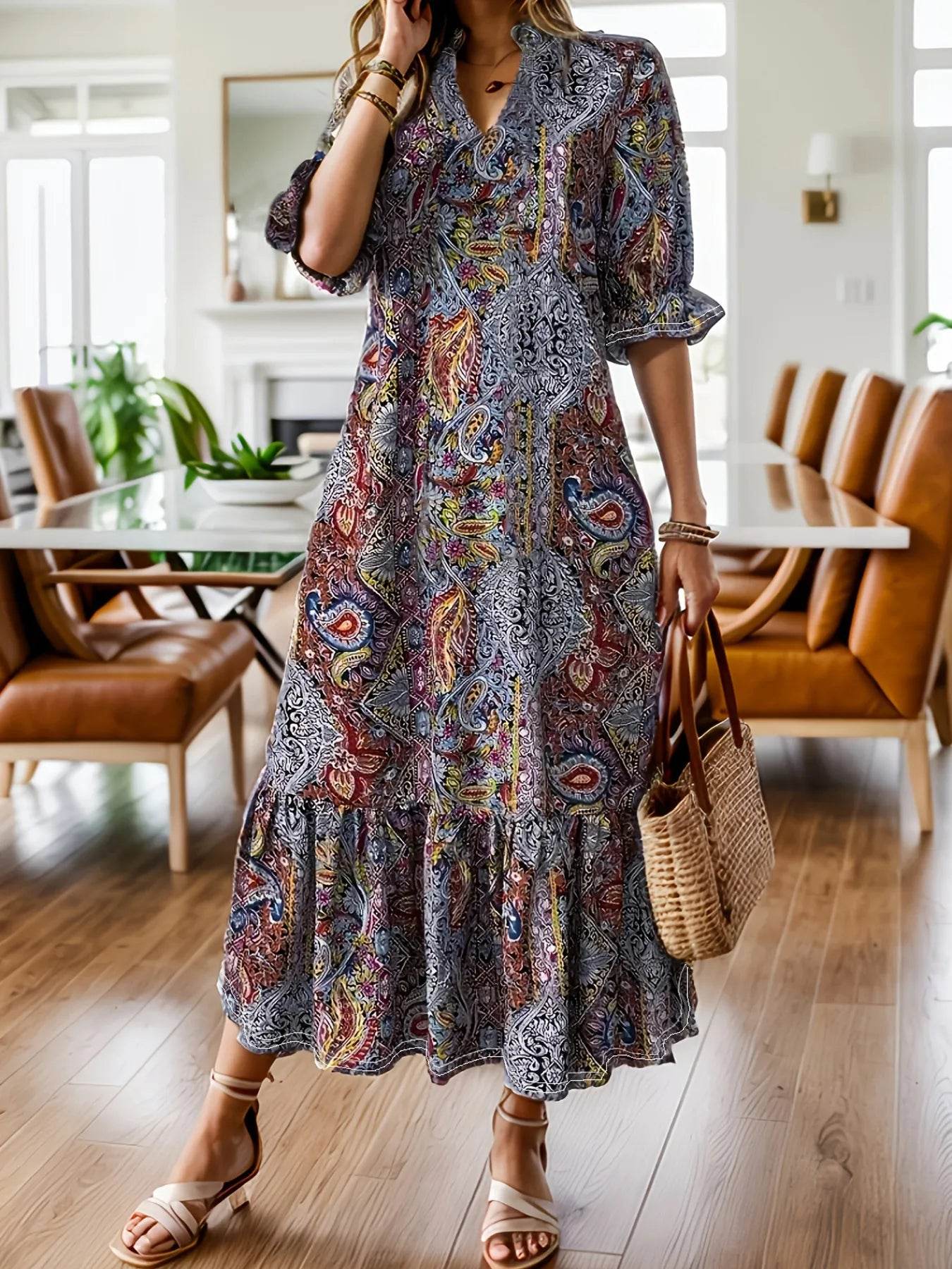 Robe Midi Plus Size en Imprimé Paisley Boho avec Volants portée par une femme dans un intérieur moderne