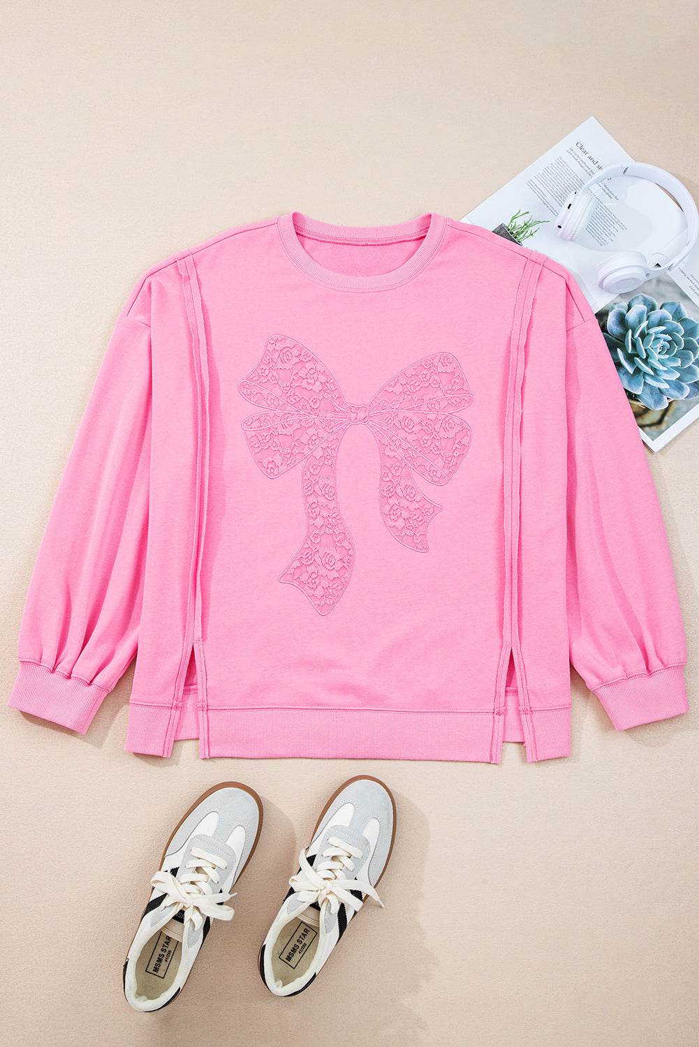 Plus Size Pink Sweatshirt - Grand Nœud en Dentelle Brodée avec Manches Dolman et Fente - Legeekshop