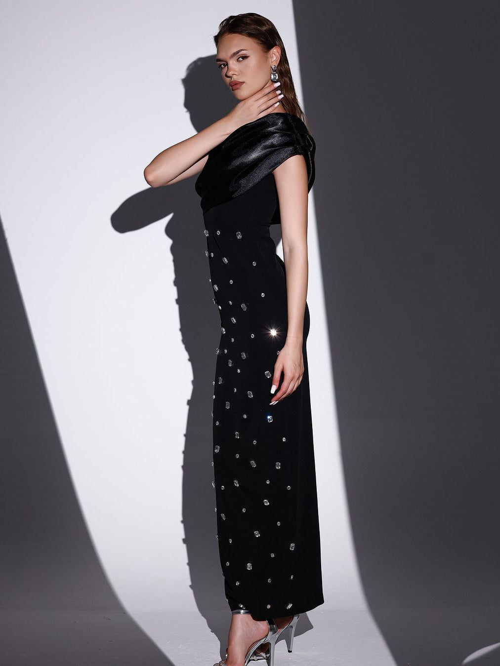 Robe Soirée Longue Noire Épaules Dénudées Diamants