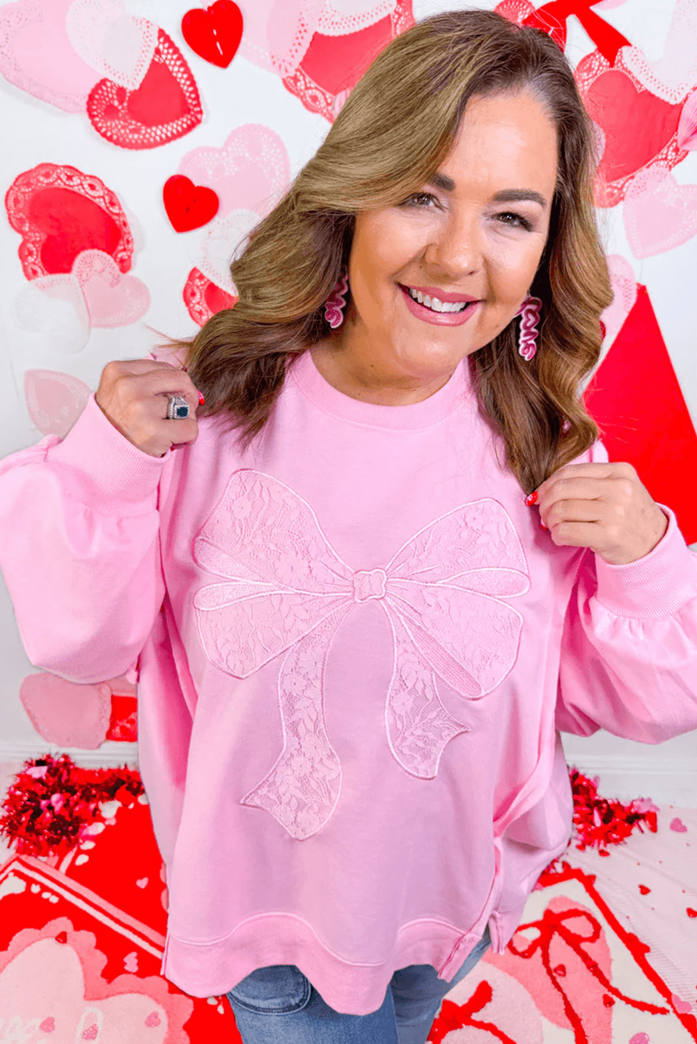 Plus Size Pink Sweatshirt - Grand Nœud en Dentelle Brodée avec Manches Dolman et Fente - Legeekshop