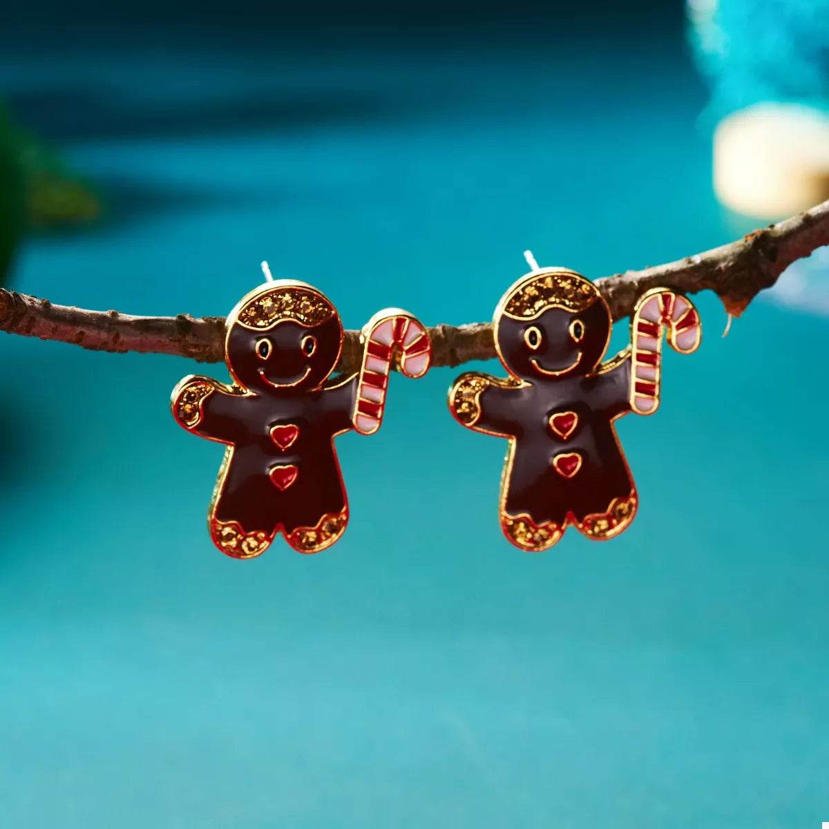 Boucles d’oreilles pain d’épices en forme de bonhomme avec des bonbons pour un look festif