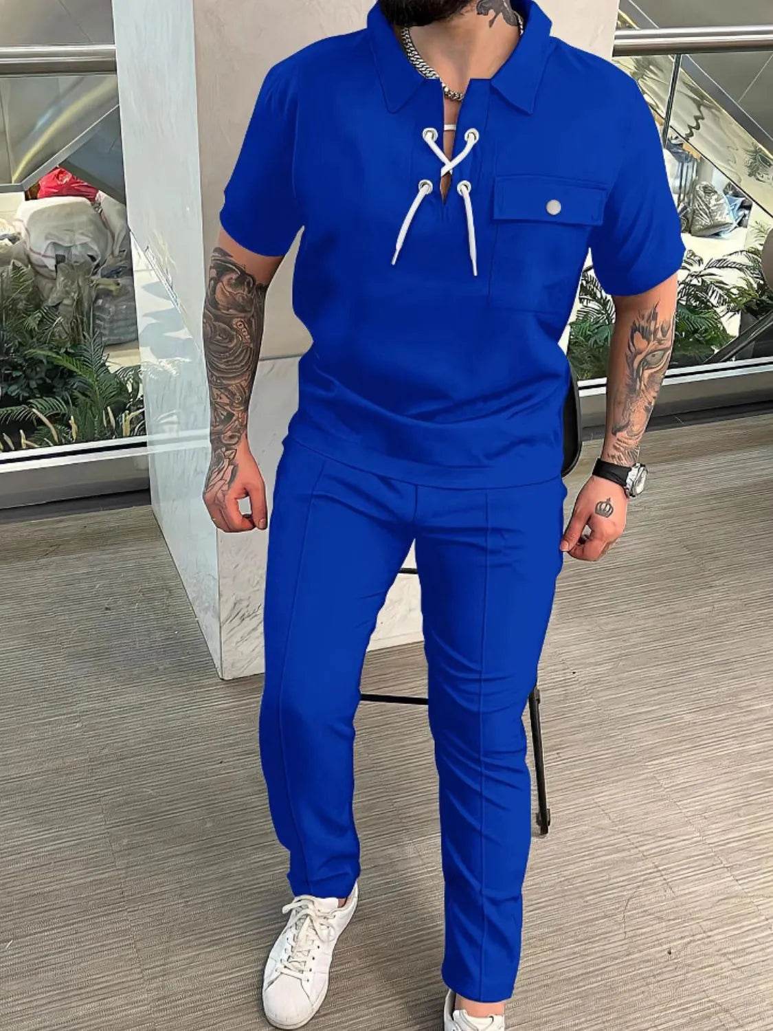 Ensemble homme grande taille en bleu avec haut à fermeture éclair et pantalons assortis