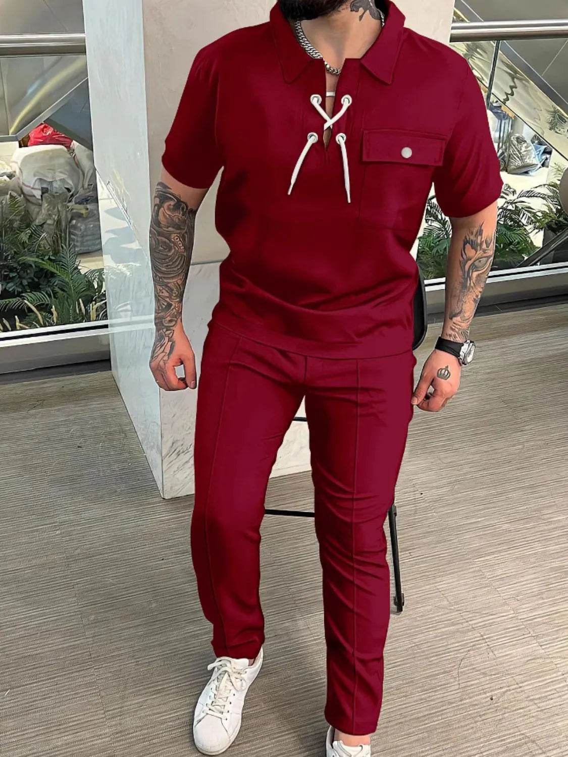 Ensemble homme grande taille en bordeaux avec col zippé et cordons décoratifs sur le devant