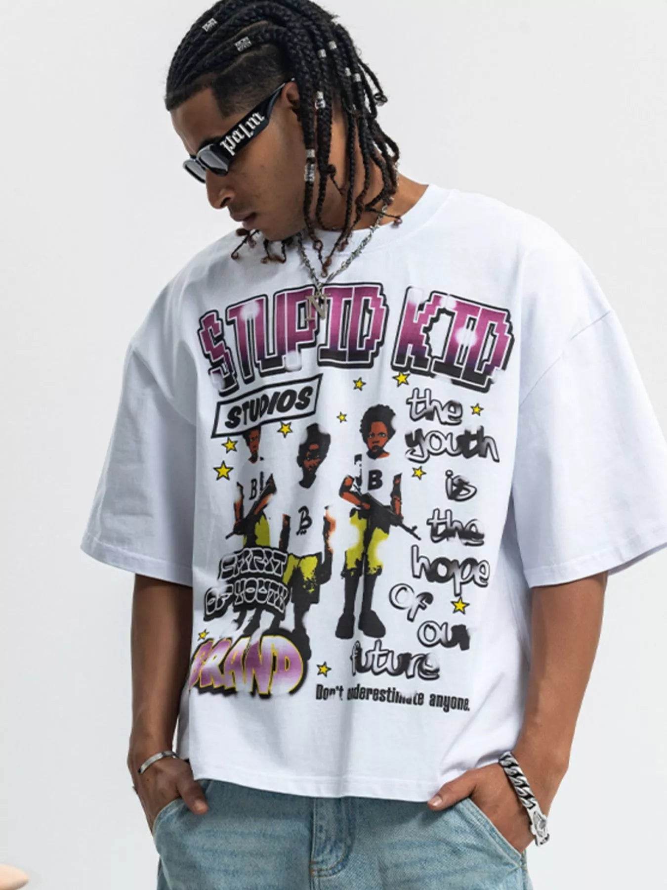 T-shirt homme graphique à col rond et manches courtes avec design coloré marqué par des personnages stylisés